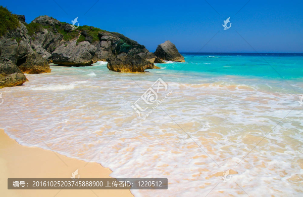 沙灘和巖石海岸線與藍(lán)色的海水（百慕大群島）