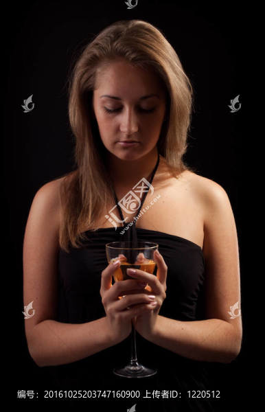 美麗的女孩與酒杯