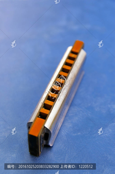 在藍(lán)色背景的口琴特寫