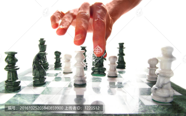 在棋盤上移動棋子的人；
