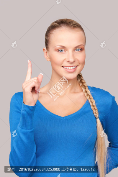 女人用手指向上