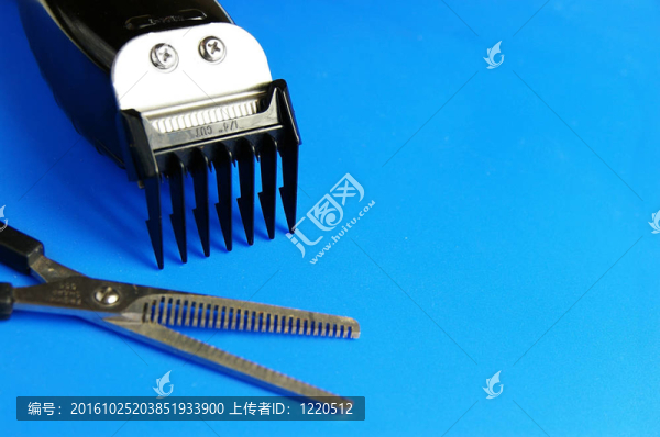 理發(fā)師電動剪刀和藍色剪刀