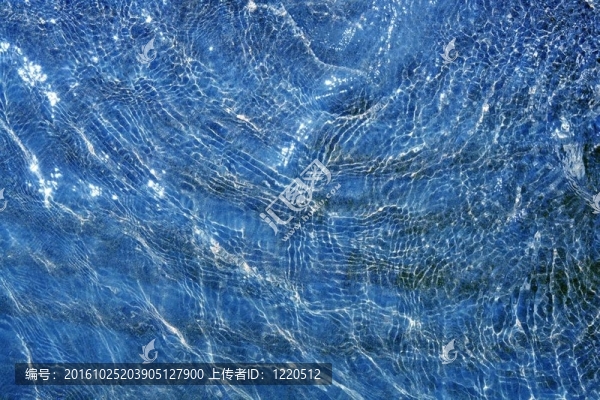 海灘上的淺藍(lán)色波浪反射