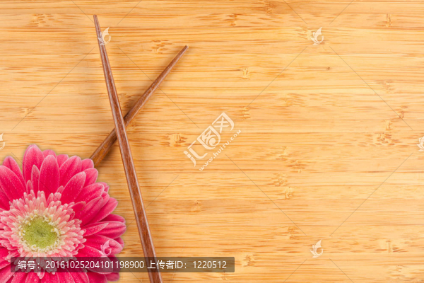 Gerber,Daisy和筷子在竹背景
