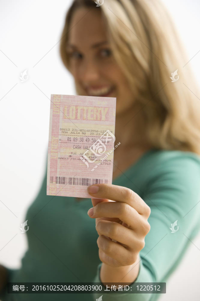 女子持彩票