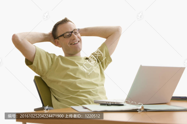 男子放松在筆記本電腦-孤立