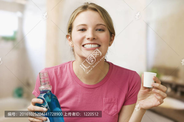 女人抱著漱口水