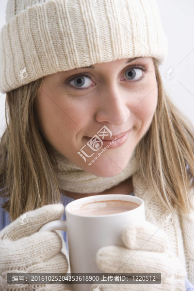 迷人的年輕女子在Knit,Cap