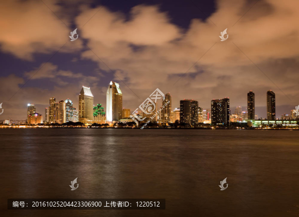 橙色的云反射圣地亞哥天際的光