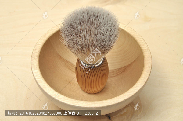 詳細(xì)和彩色的剃須刷圖片