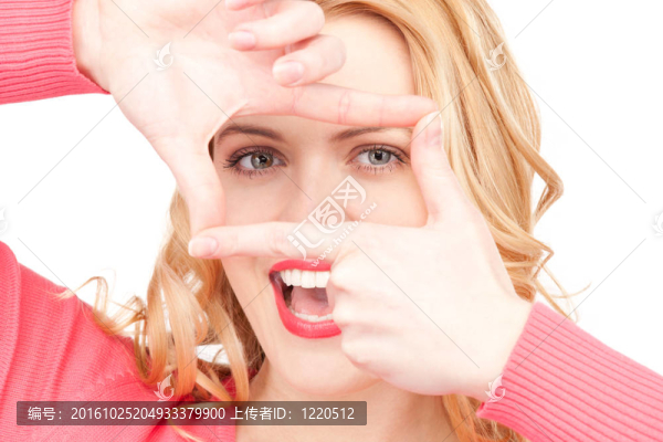 可愛的女人用手指創(chuàng)造一個(gè)框架