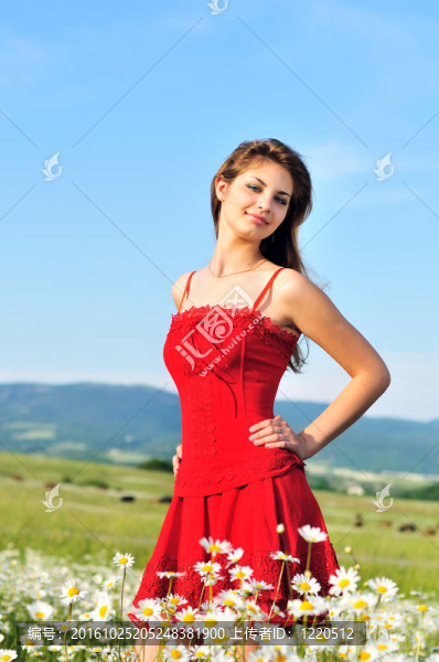 穿紅衣服的女孩