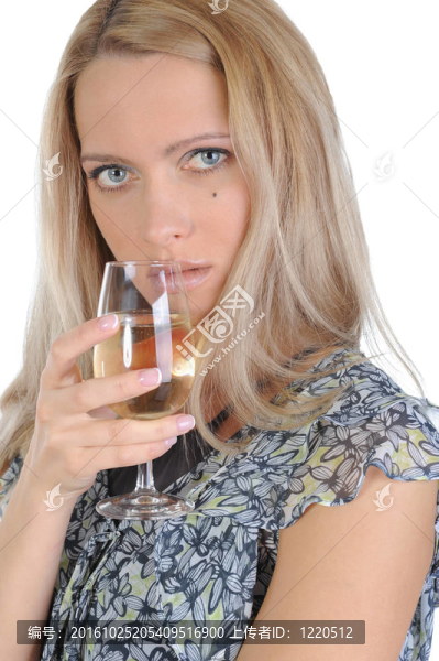 戴著香檳酒杯的藍眼睛女孩。