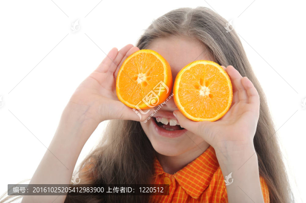 女孩拿著桔子
