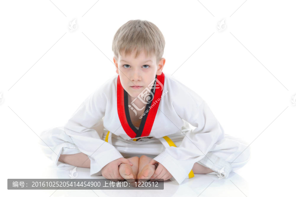 男孩在和服坐在一樓