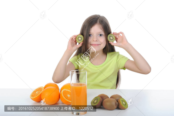 抱著獼猴桃片的小女孩