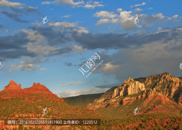 黃昏的落日，捕捉在塞多納；美國亞利桑那州；