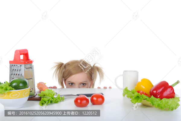 美麗的金發(fā)尋找新鮮西紅柿。