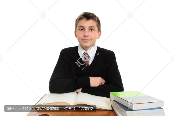男生在書桌上