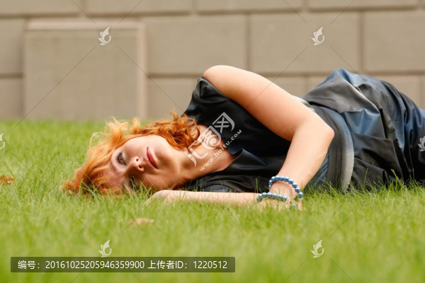 穿著深藍(lán)色連衣裙的漂亮女孩