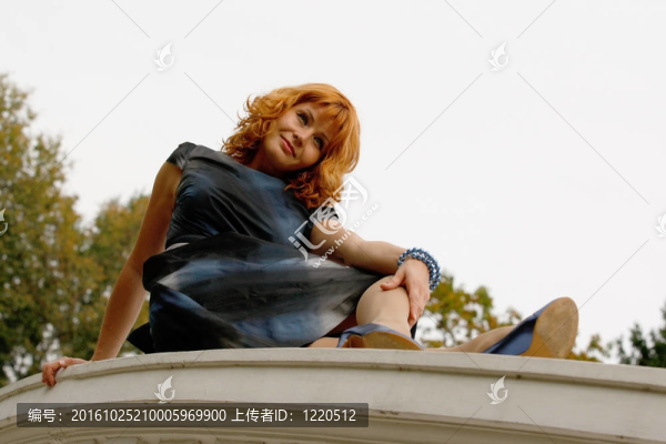 穿著深藍(lán)色連衣裙的漂亮女孩