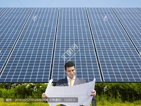 商人站在太陽(yáng)能電池板附近