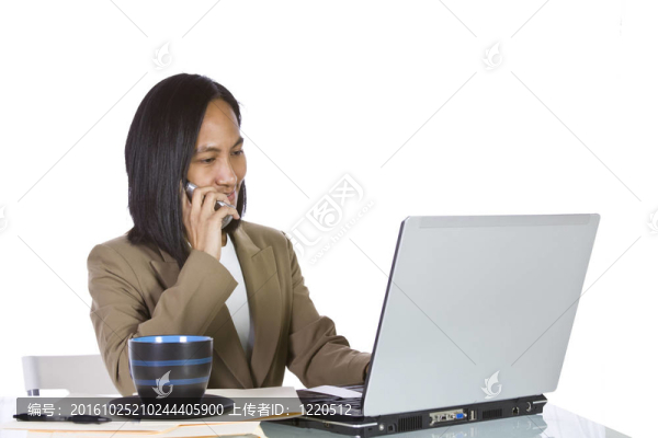 女商人在伏案工作