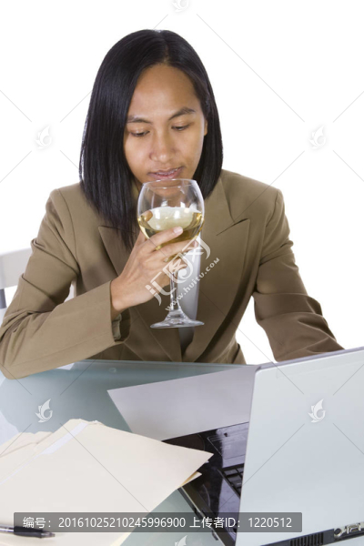 女商人在伏案工作