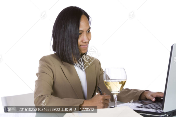 女商人在伏案工作