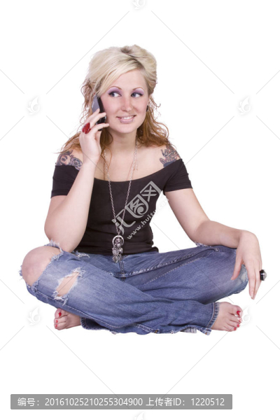 坐在地板上的漂亮女孩