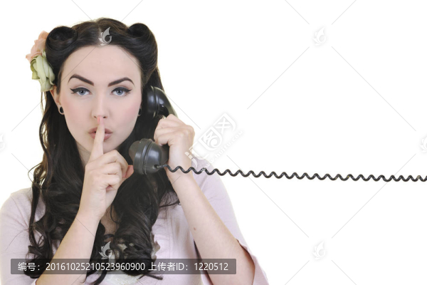 漂亮女孩在舊電話上說話