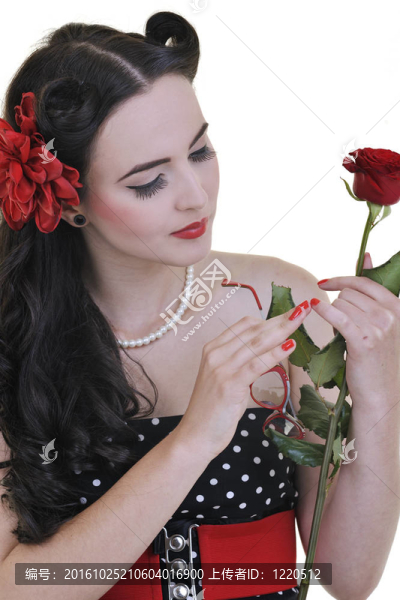 年輕的女人與白色的花隔離
