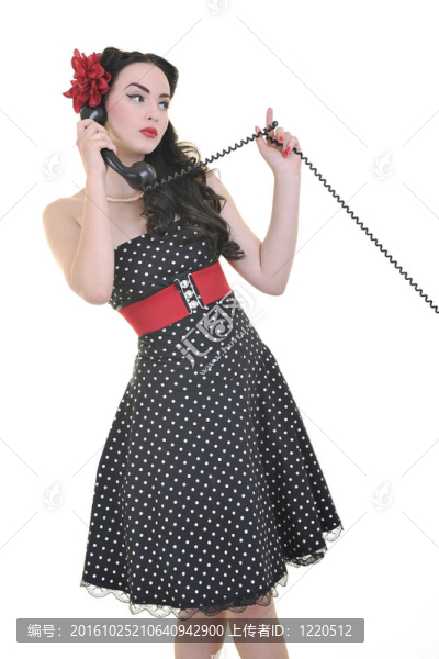 漂亮女孩在舊電話上說話