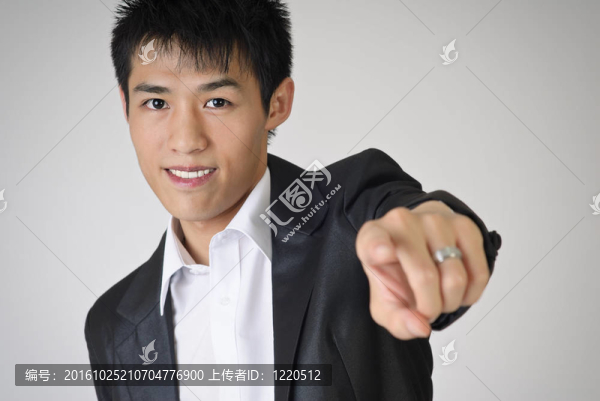 男子指著