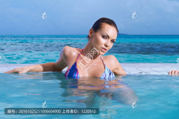 女人在馬爾代夫