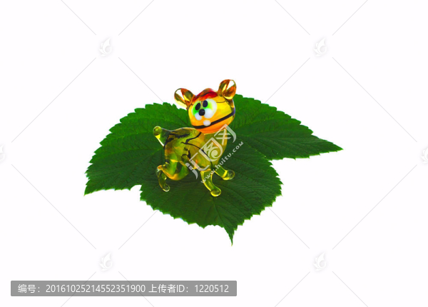 玻璃雕塑貓在綠葉