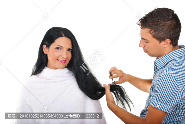 發(fā)型師剪頭發(fā)長的女人