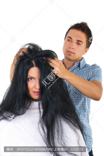 理發(fā)師與客戶婦女長(zhǎng)發(fā)