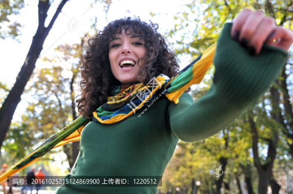 年輕的卷發(fā)女人微笑