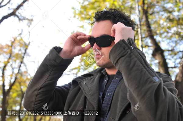 快樂的年輕休閑男子戶外肖像擺姿勢