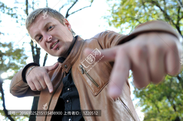 英俊的年輕人表達(dá)內(nèi)心的感受