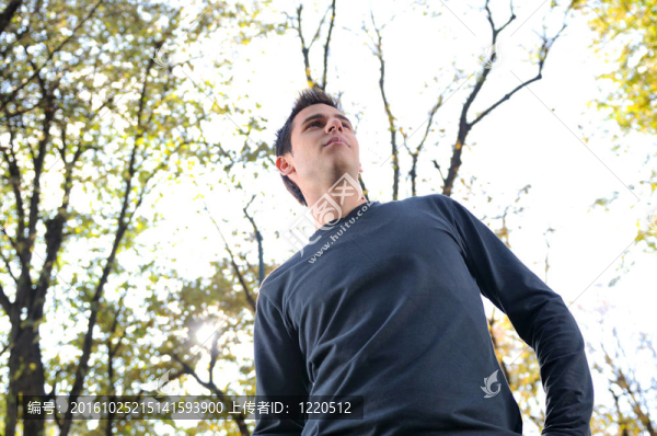 快樂(lè)的年輕休閑男子戶外肖像擺姿勢(shì)
