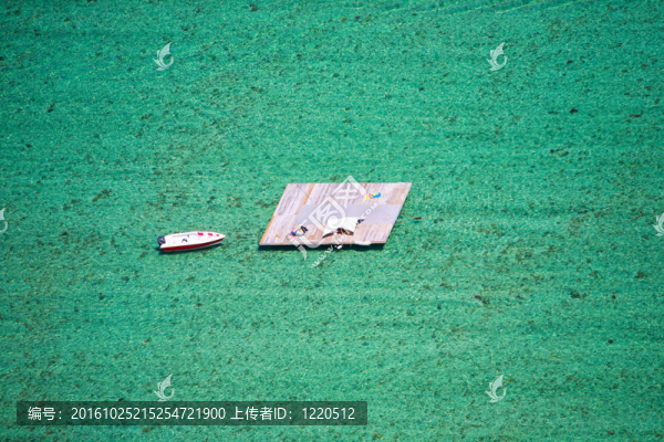 海洋中的木制平臺(tái)