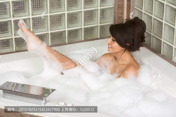 迷人的年輕女子帶泡泡浴