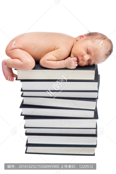 新生睡在一堆書上