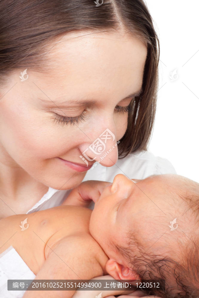 年輕的母親看著她的嬰兒