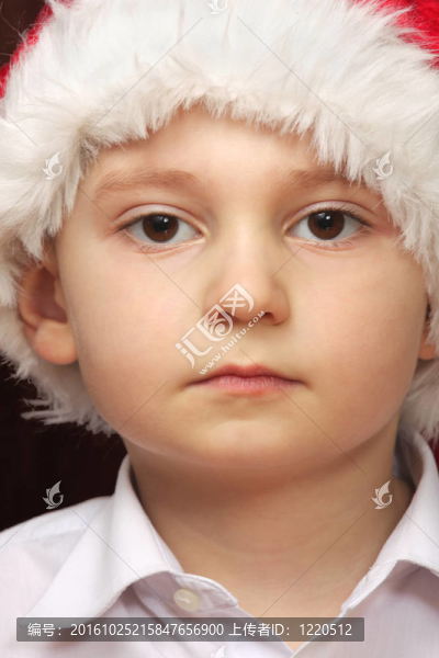 嚴(yán)肅男孩在Santa帽