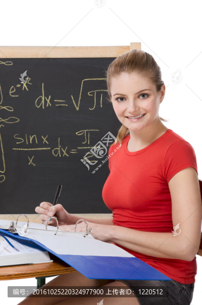 白人女生的書桌前學(xué)習(xí)數(shù)學(xué)考試