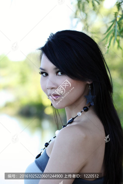 亞洲青年婦女肩上畫像