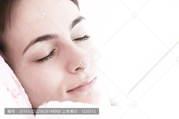 美麗的年輕女人睡覺。